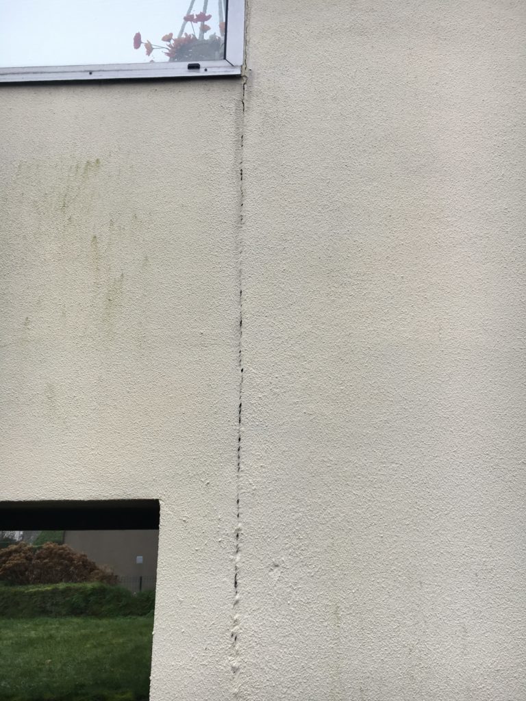 fissure sur un mur d'extension de maison