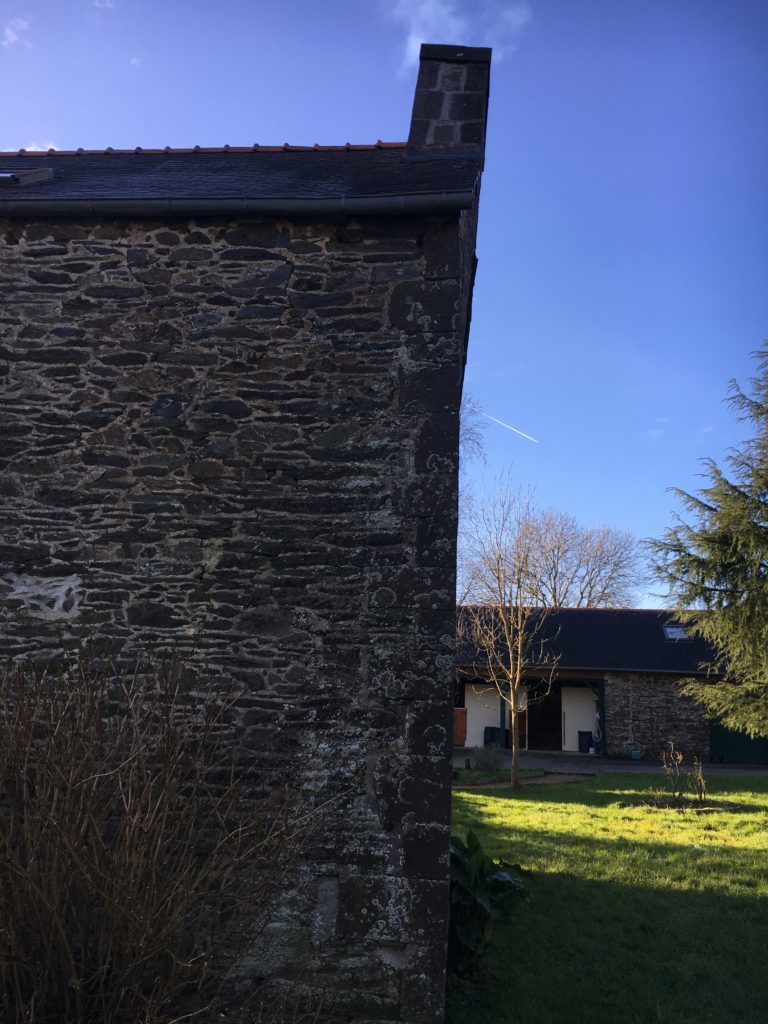 fissure sur un mur en pierre