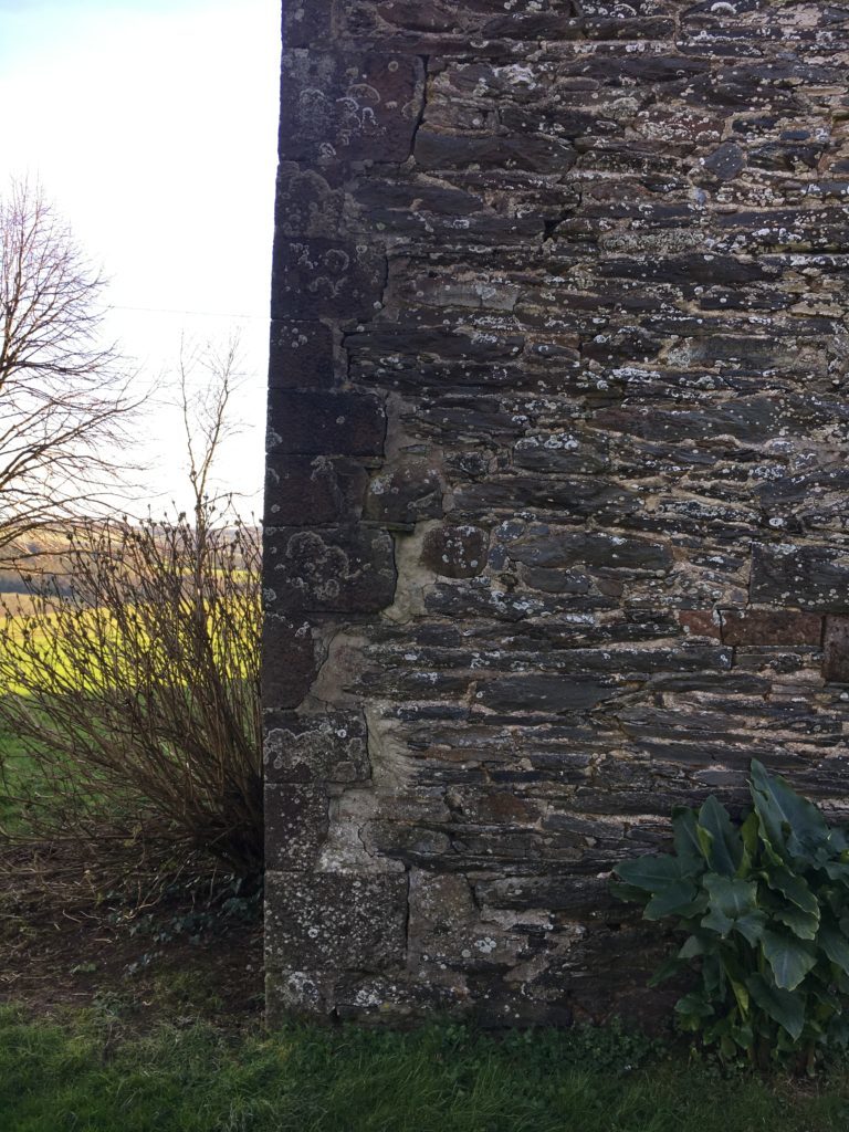 un mur en pierre avec fissures